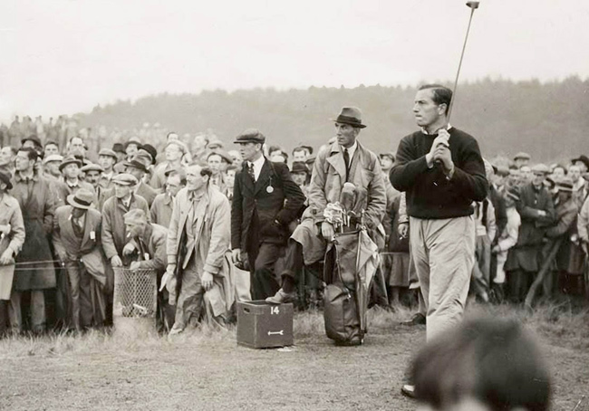 Il leggendario campione Henry Cotton durante una partita