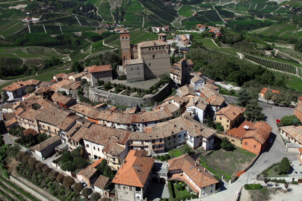 Langhe - Il villaggio di Serralunga d’Alba - foto di Silvia Muratore SiTI, Torino