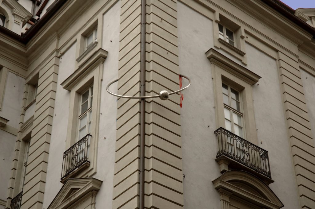 Palazzo Urbani, ovvero "la casa con il piercing", in via Palazzo di Città