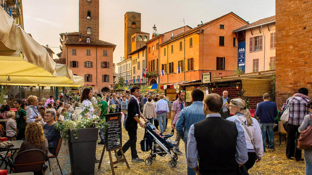 Le vie di Alba si animano nei giorni della Fiera del tartufo bianco