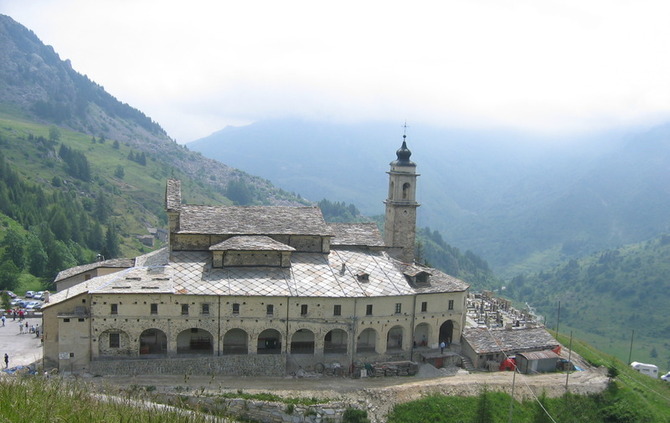 Il santuario di San Magno caratterizza la valle dove si trova Castelmagno