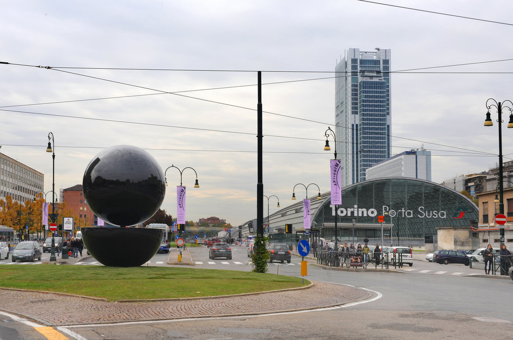 Sintesi 59, l'installazione del Punt e Mes di Armando Testa davanti a Porta Susa