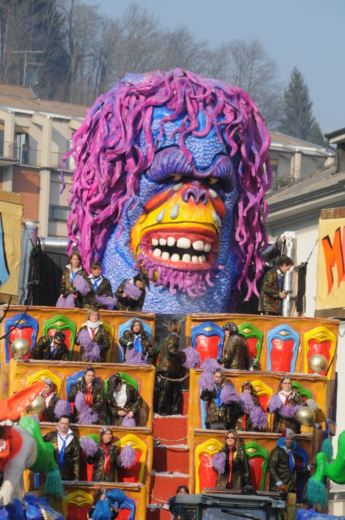 Foto carri allegorici carnevale borgosesia