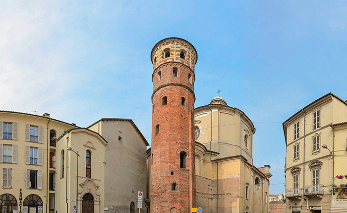 La Torre Rossa che sorge di fianco alla chiesa di Santa Caterina